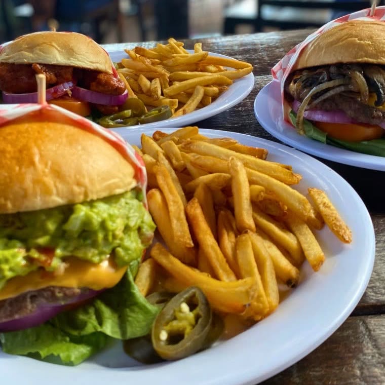 Hamburguesas y papas en la terraza de Tex Grill